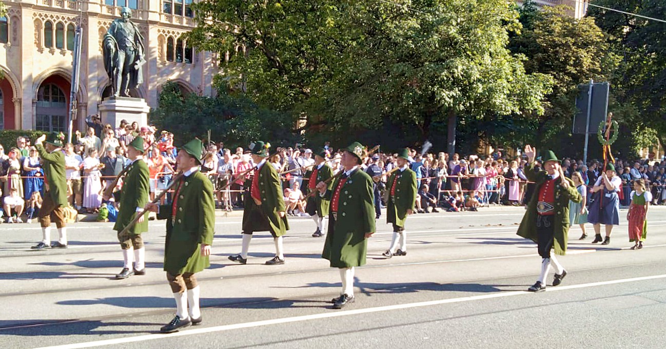 Oktoberfest: Trachten- & Schützenzug